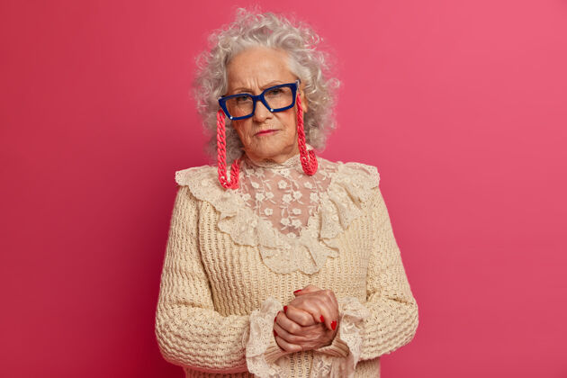 女士戴着眼镜和毛衣 满脸皱纹的时尚老奶奶的特写照片白种人女人水平