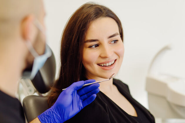护理看牙医的女人牙痛医学年轻
