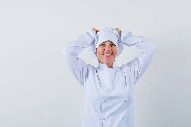 学生一位身穿白色制服的女厨师手挽着手 看上去很快乐漂亮时尚黑发