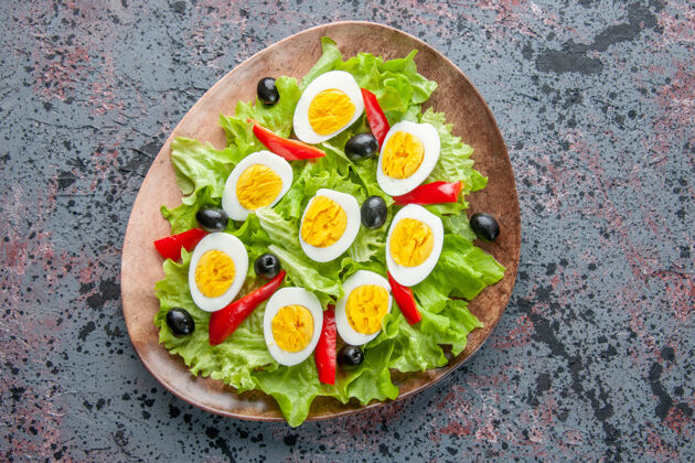背景顶视图美味的鸡蛋沙拉与绿色沙拉和橄榄在盘子里轻背景里面沙拉开胃菜