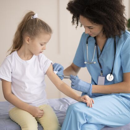 注射年轻医生给小女孩打疫苗保健护理诊所