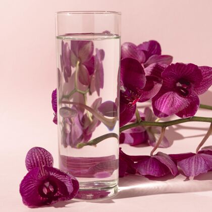 花在花旁边放一杯水玻璃透明的玻璃花