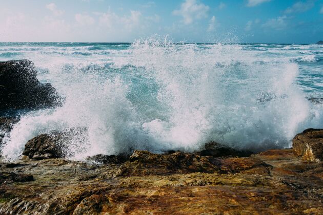 地中海海浪拍打岸边大岩石的美丽镜头岩石海岸岩石