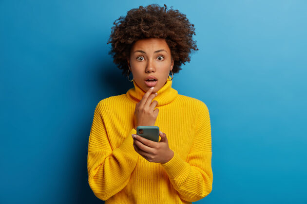 互联网震惊的非洲女人得到意想不到的购物折扣优惠 手握现代手机网络看印象