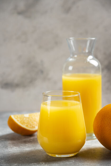 成熟一杯橙汁和几片橙子有机水果酸