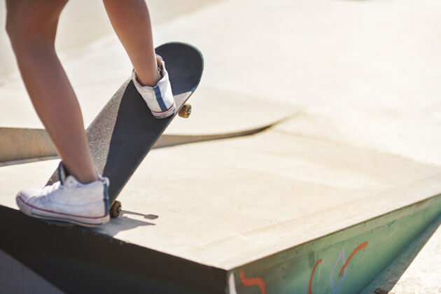 运动坡道玩滑板的女人训练运动滑板公园