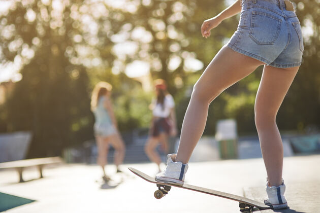 城市生活年轻女子在溜冰场玩得很开心部分训练运动