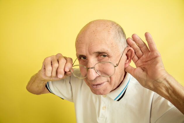 专业高加索老人的肖像隔离在黄色工作室健康男性健康