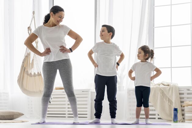 水平全拍成人和儿童瑜伽垫儿童私人教练活跃