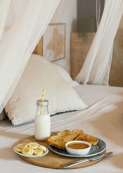 床和早餐早餐在床上与牛奶 香蕉和面包分类香蕉食物