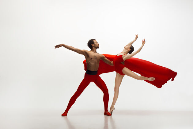 赤脚优雅的经典芭蕾舞演员在白色的墙上跳舞优雅 艺术家 动作 动作和动作概念男人踮脚年轻