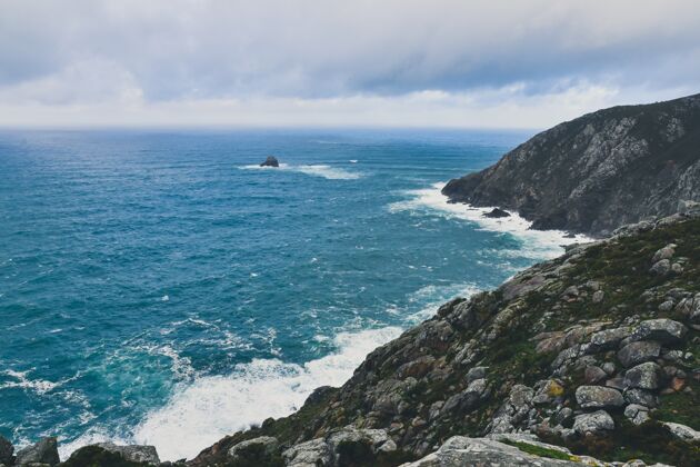 西部多云的天空下 西班牙加利西亚菲尼斯特尔角的岩石悬崖岩石岩石海洋