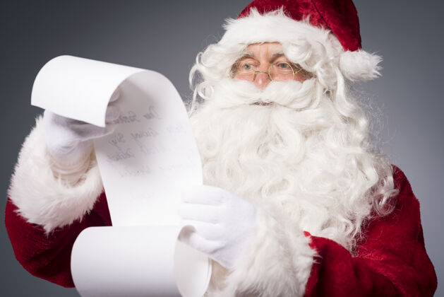 胡子圣诞老人在看愿望清单十二月人服装