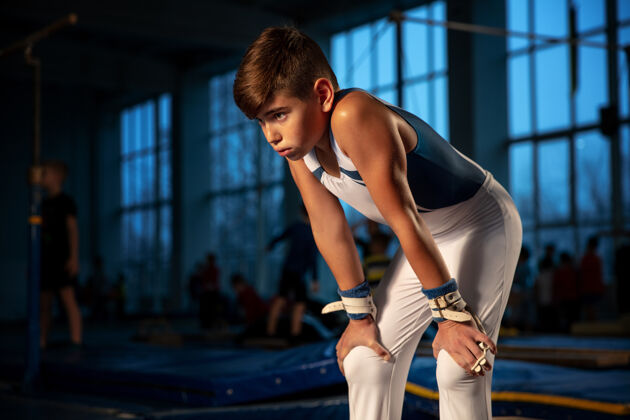 力量少男体操运动员在健身房训练 灵活好动活跃运动儿童