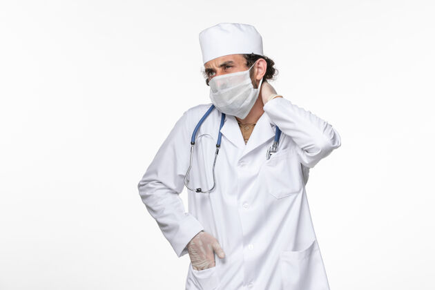 疾病正面图男医生穿着医疗服 戴着无菌口罩 以防白壁病毒冠状病毒大流行性疾病上有冠状病毒颈痛病毒正面防护