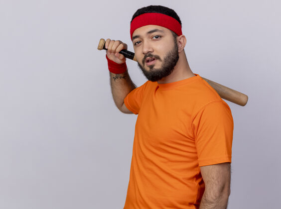 肩膀自信的年轻运动男子戴着头带和腕带把棒球棒放在肩膀上复制空间头带