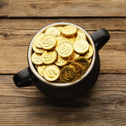 硬币木制背景上有金币的大锅节日爱尔兰生活方式