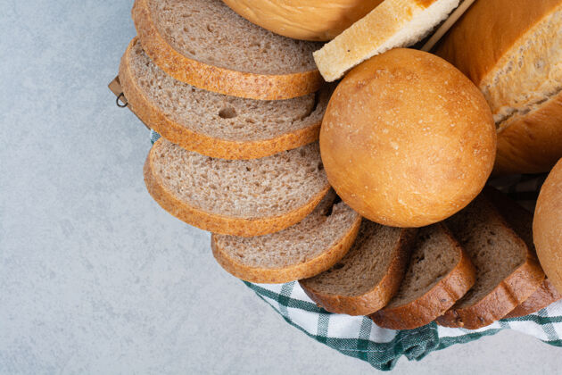 谷类食品各种面包篮大理石背景高品质的照片面包法式面包面包片