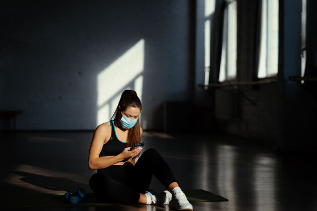 训练年轻的运动型女子练习瑜伽后 休息做运动 在瑜伽垫上放松人运动面具