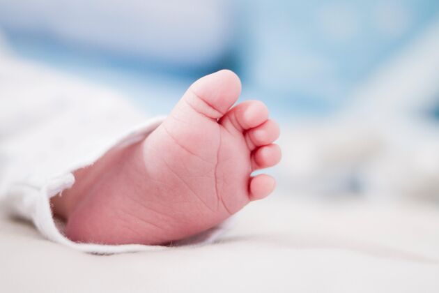 特写一个新生婴儿脚趾的浅焦镜头生活人孩子