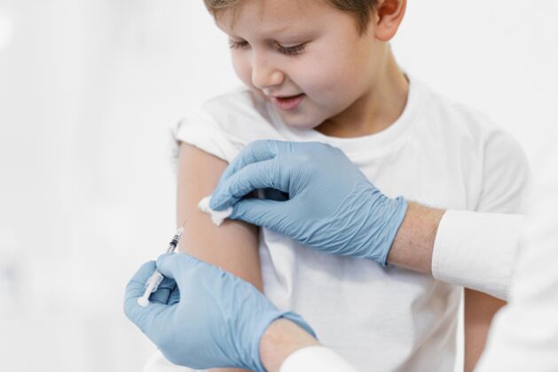 儿科医生特写小男孩接种疫苗水平儿童健康