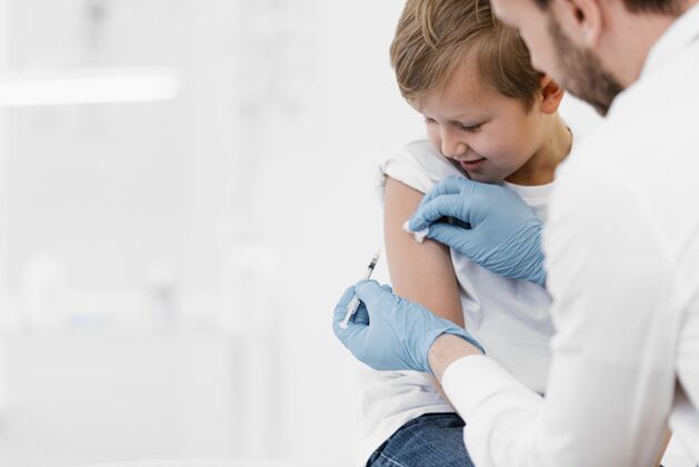 儿童特写医生给孩子打疫苗医生工作医疗