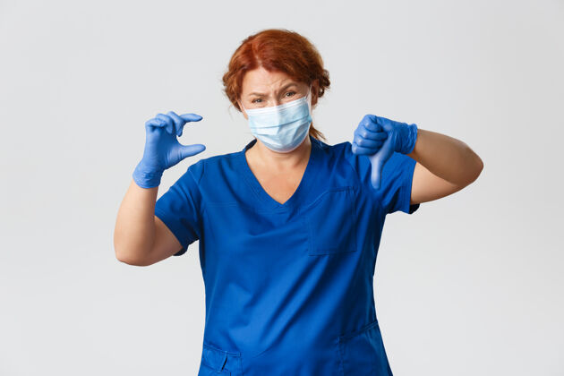 女人红发中年护士摆姿势成人女人保健