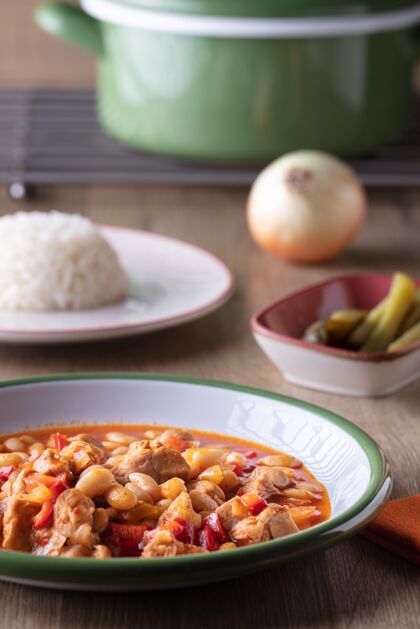 碗木桌上一碗蔬菜汤 一碗泡菜和一盘米饭的垂直镜头配料亚洲菜吃