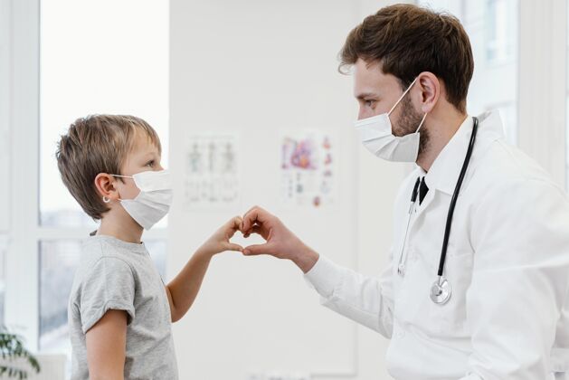 病人特写医生和戴口罩的小孩医疗专业保健