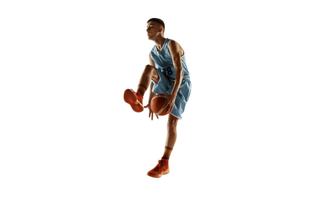 运动员一个年轻的篮球运动员与一个球在空白处孤立的全长肖像活跃运动游戏