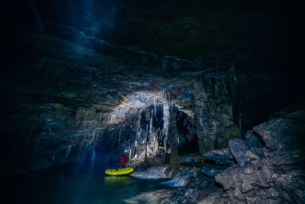 洞穴山洞里的绿色雅克运动自然皮划艇