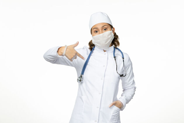 医院正面图年轻女医生戴着无菌口罩和手套由于白色表面有冠状病毒病毒女性药品