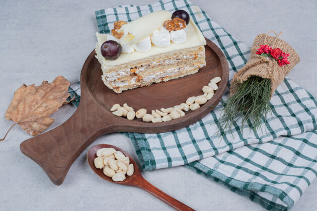 圣诞节白色巧克力蛋糕在木板上与圣诞装饰高品质的照片谷物桌布糕点