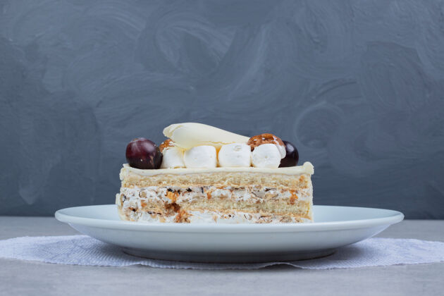 谷物白色盘子上的白巧克力蛋糕高品质照片面包房顶视图巧克力