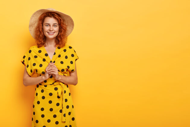 女性化可爱的红发女人穿着黄色的波尔卡裙 戴着草帽女性微笑女孩
