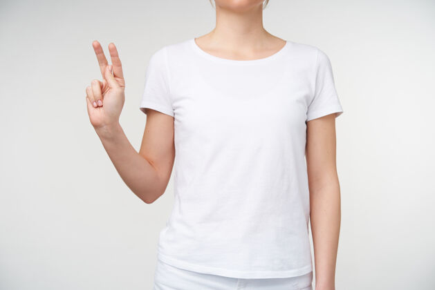 手势年轻女子的手被举起 而显示莱特尔k使用手语 在白色背景下孤立的剪辑镜头人类的手和聋哑语言的概念庄稼女性沟通