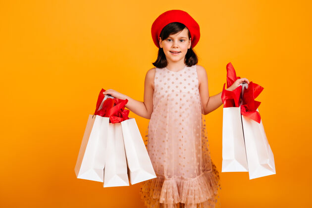 市场快乐的法国小孩在购物后摆姿势带着纸袋微笑的孩子未成年童年法国