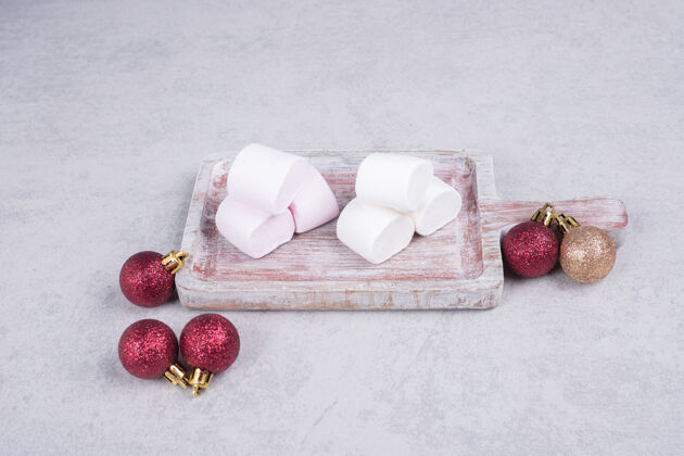 好吃棉花糖与圣诞球木板高品质的照片吃嚼美味