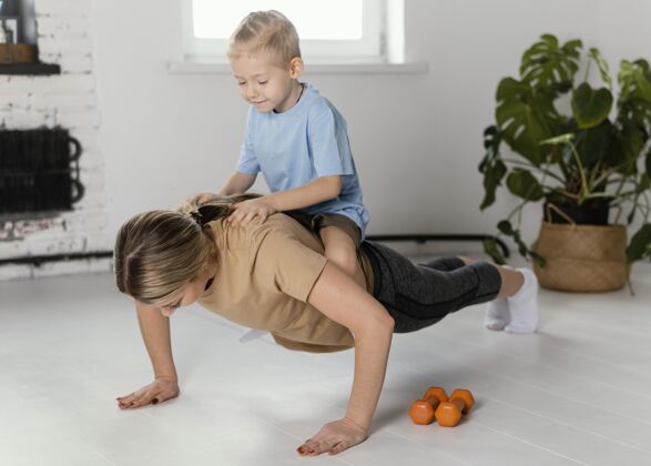 练习全镜头女人和孩子做俯卧撑私人教练运动运动