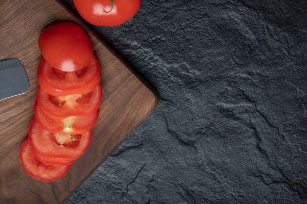 草药开胃番茄片切木材高品质的照片营养卡路里素食
