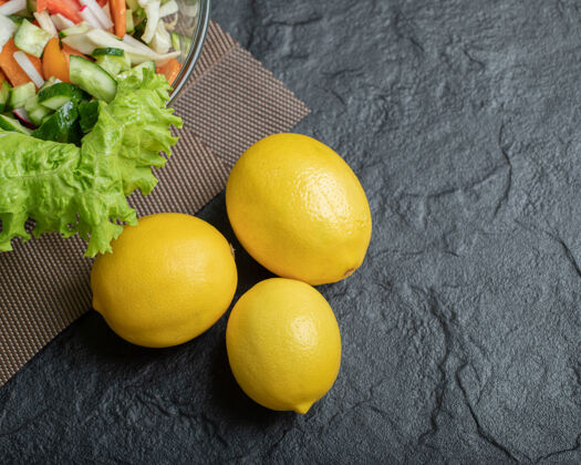 一餐三个新鲜的柠檬蔬菜沙拉高品质的照片素食厨房排毒