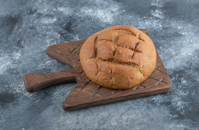 卷新鲜的自制黑麦面包在木板上高品质的照片生活传统厨房