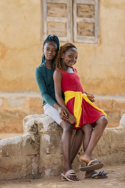贫困全场女孩在户外摆姿势民族非洲农村