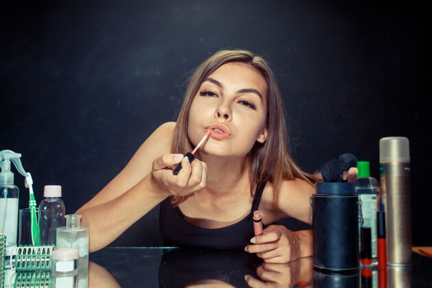 过程美女化妆美女照镜子 用刷子化妆早上好 化妆和人类情感概念摄影棚的白种人模特女性头发面部