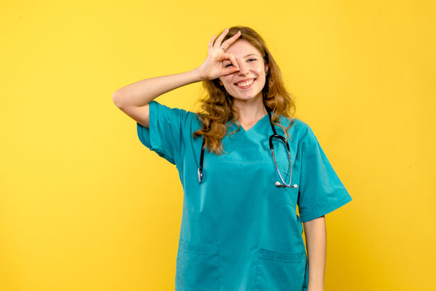 人正面图黄色空间上微笑的女医生护士高尔夫女医生