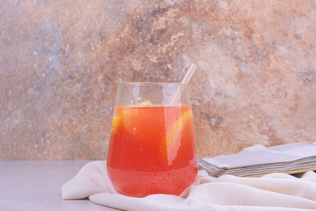 冰沙一杯果汁 里面有水果片鸡尾酒柑橘冷