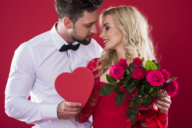 优雅红色背景上的浪漫场景魅力情人玫瑰