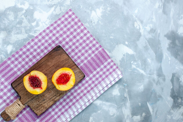美味顶视图新鲜桃子醇厚可口的水果切片在淡白色的表面浅白切片水果