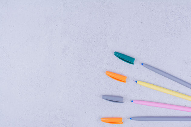 学习彩色曼荼罗工艺铅笔隔离在灰色表面学校素描钢笔