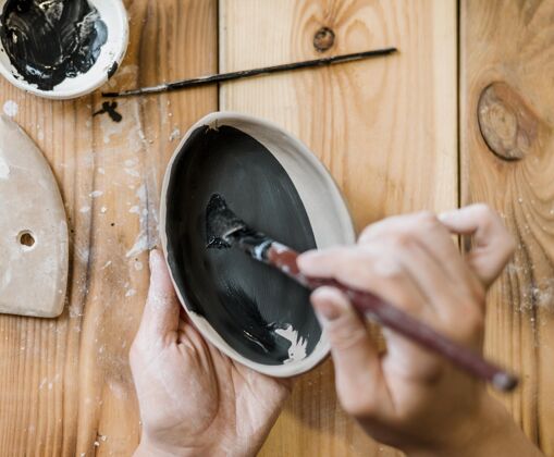 工匠做陶器杰作的女人创意陶工专业